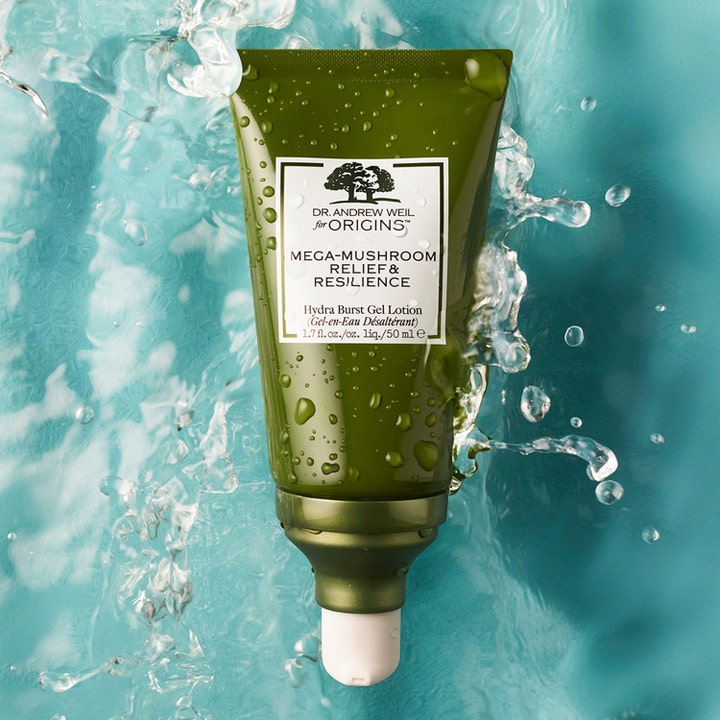 Origins Mega-Mushroom Hydra Burst Gel Lotion 50 ml kosteuttava kasvovoide vihreässä tuubissa veden keskellä.