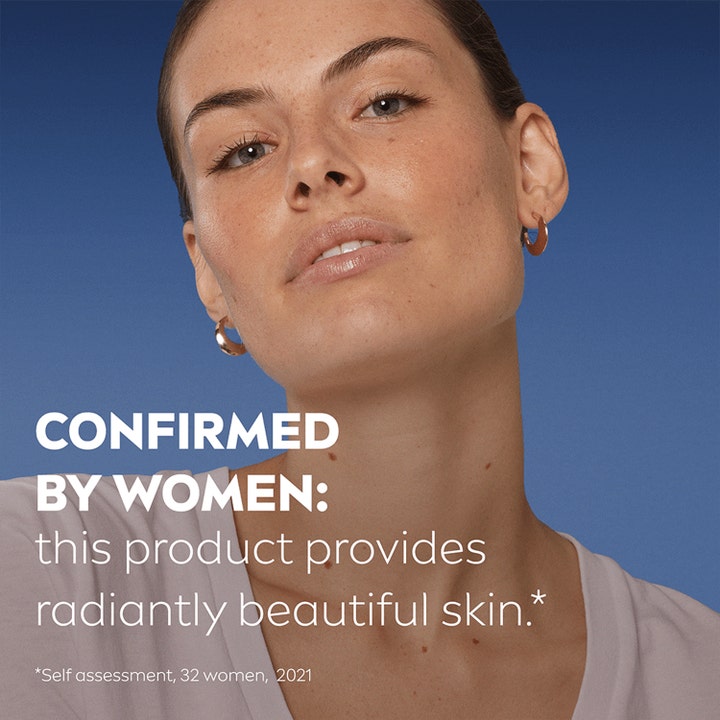 NIVEA Serum Cellular Expert Filler Vitamin C Radiance 30 ml kirkastava seerumi nainen sinisellä taustalla ja tekstiä