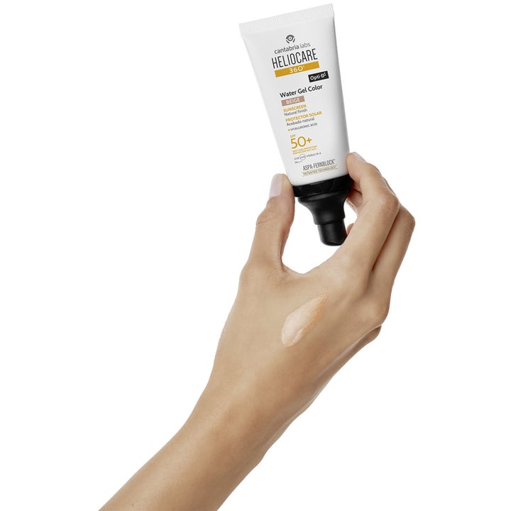 Heliocare Water Gel Color Beige 50 ml sävyttävä aurinkovoide ja näyte koostumuksesta kädellä