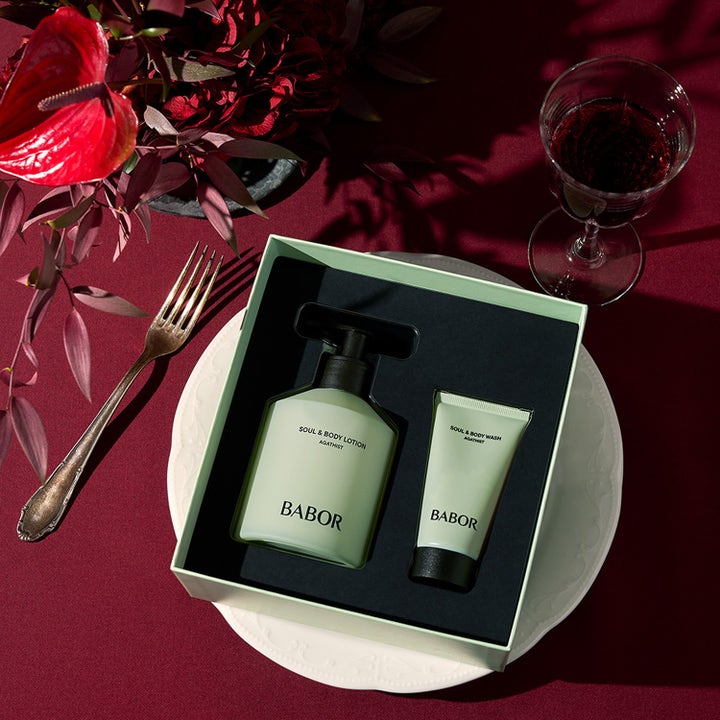 Babor Soul & Body Gift Set Agathist 300 ml vartalonhoitosetti vihreässä pakkauksessa viinilasin vieressä.