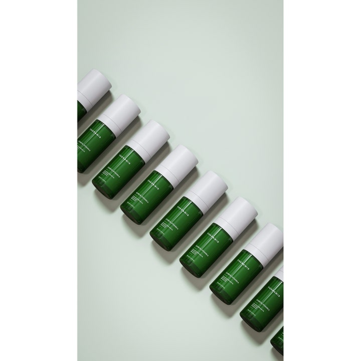 Niche Beauty Lab Theramid Clinical Vitamin A 30 ml seerumi vihreissä pumppupulloissa vaalealla taustalla.