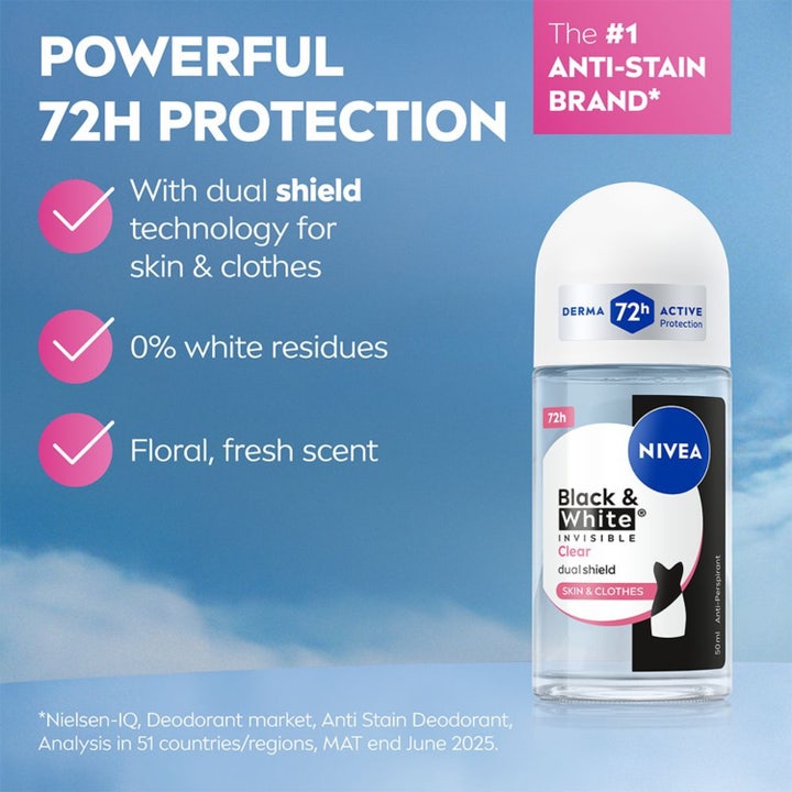 NIVEA Black & White Original 50 ml roll-on-deodorantti suojaa hikoilulta ja vaaleilta tahroilta.