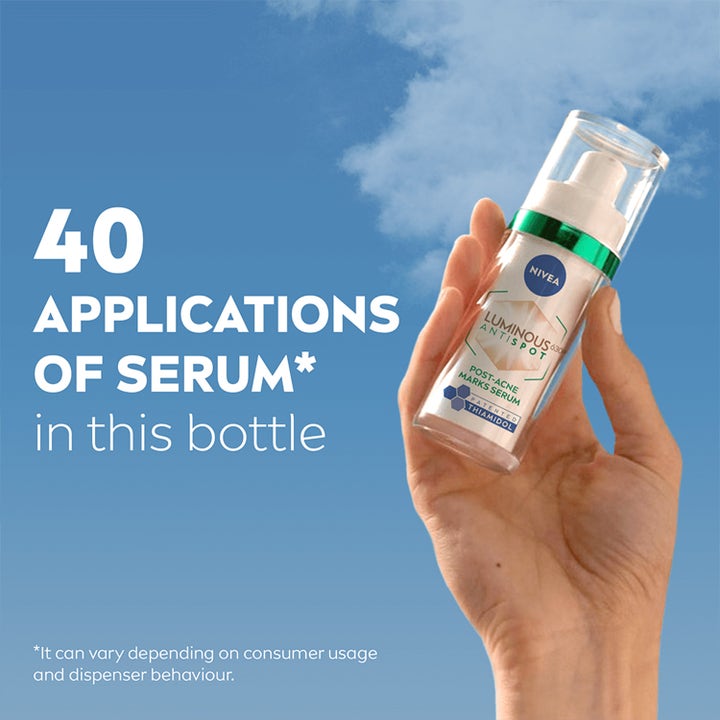 NIVEA LUMINOUS 630 Post-Acne Marks Serum 30 ml aknejälkiä häivyttävä seerumi kädessä sinistä taivasta vasten