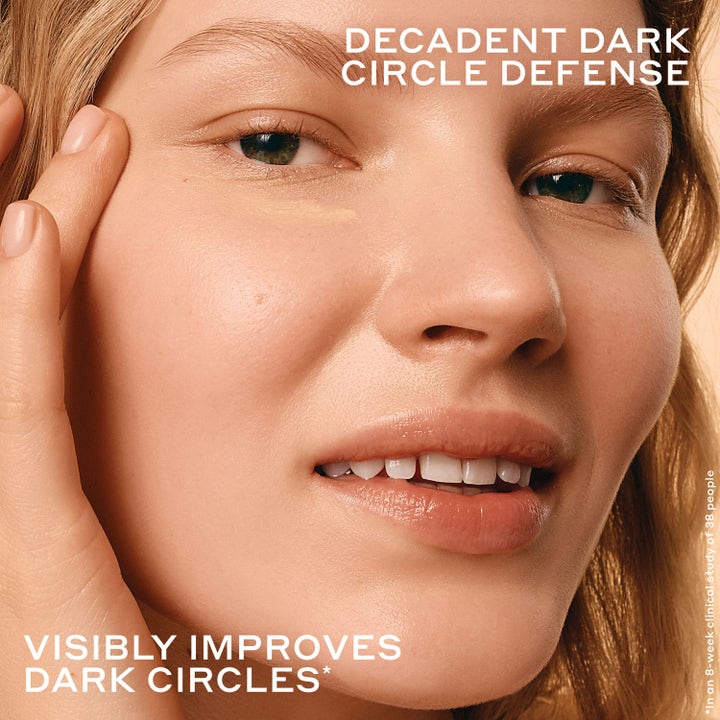 Ole Henriksen Truth Banana Bright + Eye Crème 15 ml silmänympärysvoide häivyttää näkyvästi tummia silmänalusia mallin iholla.