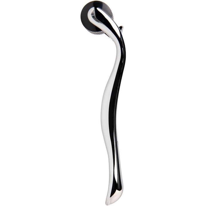 Skin Roller ihorulla ihon uudistamiseen ergonomisella hopeanvärisellä varrella ja mustalla neularullalla