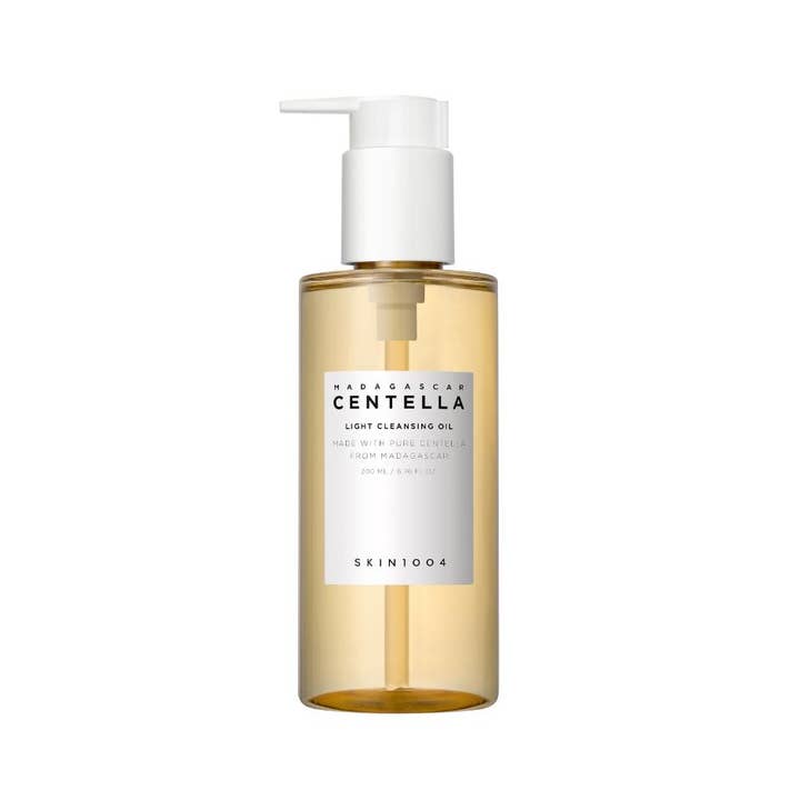 SKIN1004 Madagascar Centella Light Cleansing Oil 200 ml rauhoittava puhdistusöljy kellertävässä pullossa valkoisella pumpulla