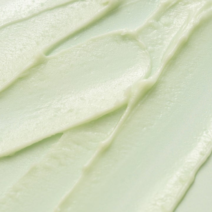KORA Organics Active Algae Melting Cleansing Balm 100 g on täyteläinen ja vaaleanvihreä sulava puhdistusvoide.