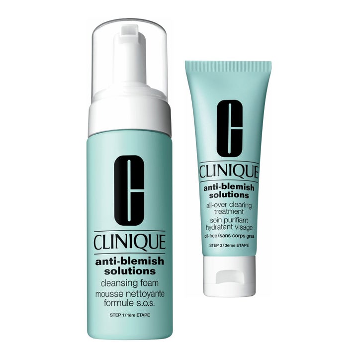 Clinique Anti-Blemish Solutions puhdistusvaahto ja hoitovoide epäpuhtauksille vaaleanvihreässä pullossa ja tuubissa.
