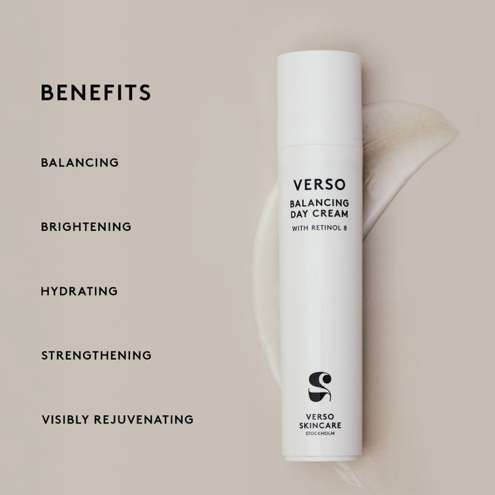 Verso Balancing Day Cream With Retinol 8 50 ml kirkastava päivävoide valkoisessa pullossa ja voidepyyhkäisy.