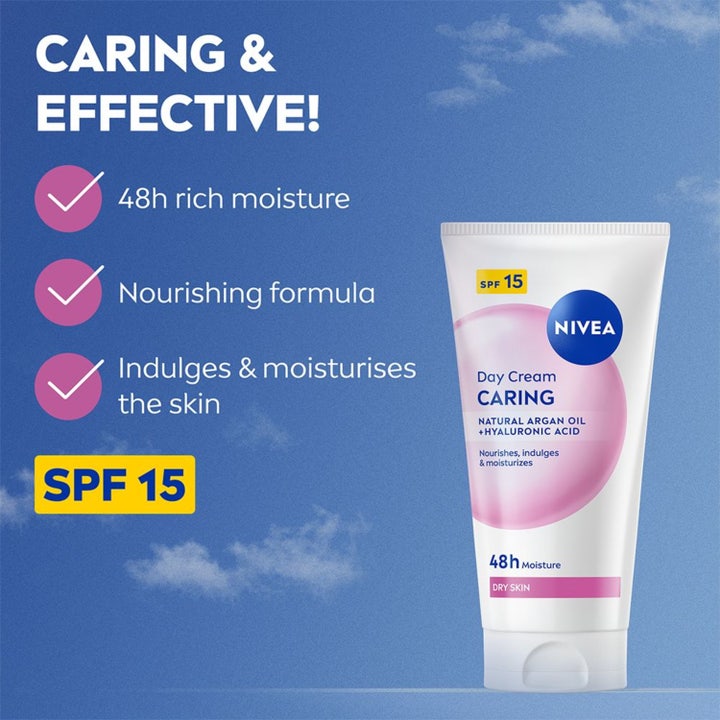 NIVEA Caring Day Cream 50 ml kosteuttava päivävoide SPF 15 valkoisessa tuubissa sinistä taivasta vasten.