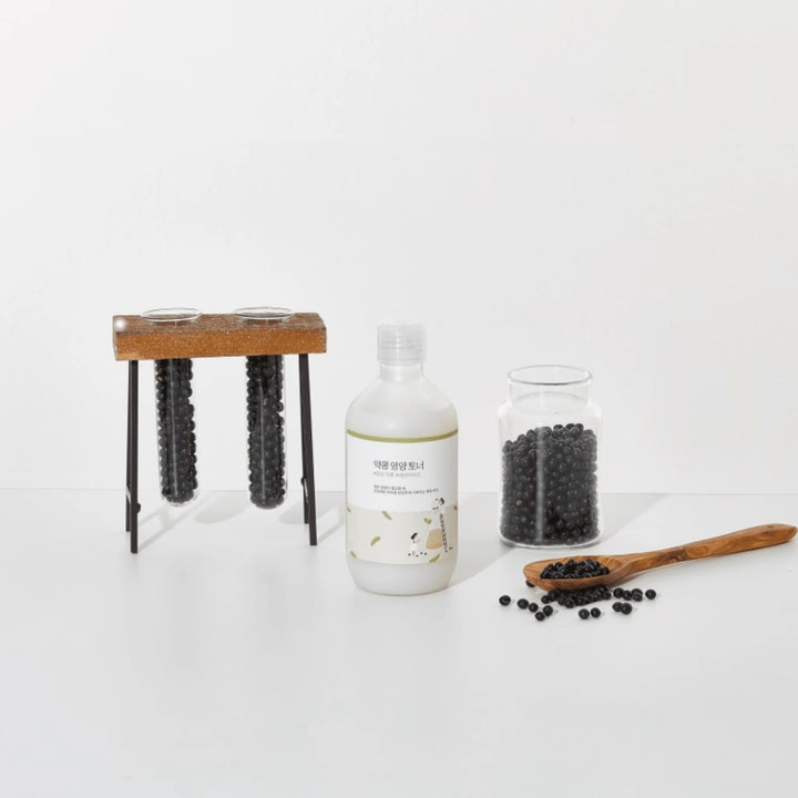 Round Lab Soybean Nourishing Toner 300 ml ravitseva kasvovesi maitomaisessa pullossa mustien papujen ympäröimänä