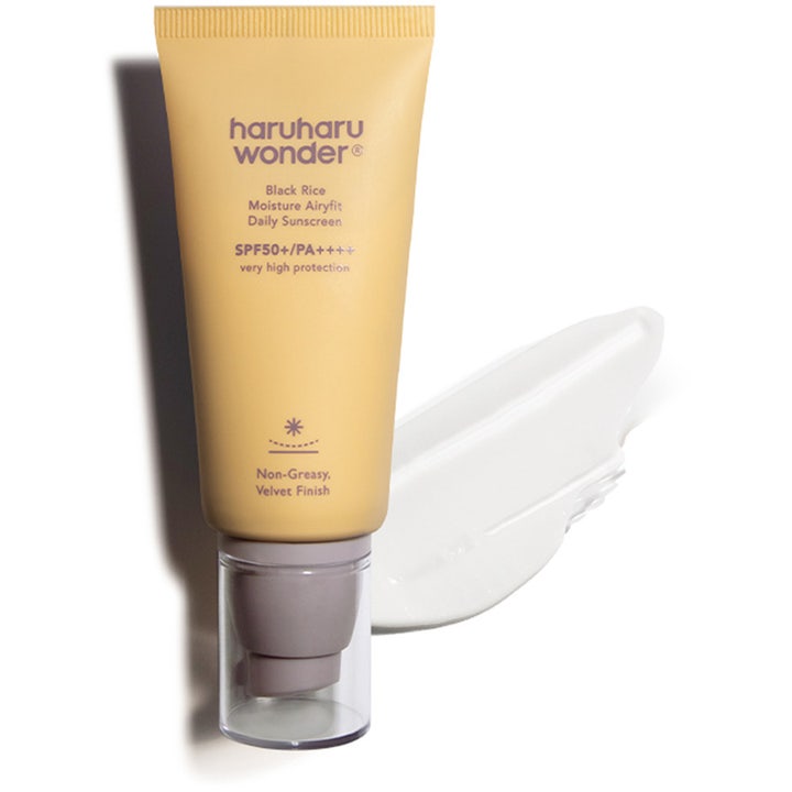 haruharu wonder Black Rice Moisture Airyfit Sunscreen 50 ml aurinkovoide keltaisessa tuubissa ja valkoinen koostumus