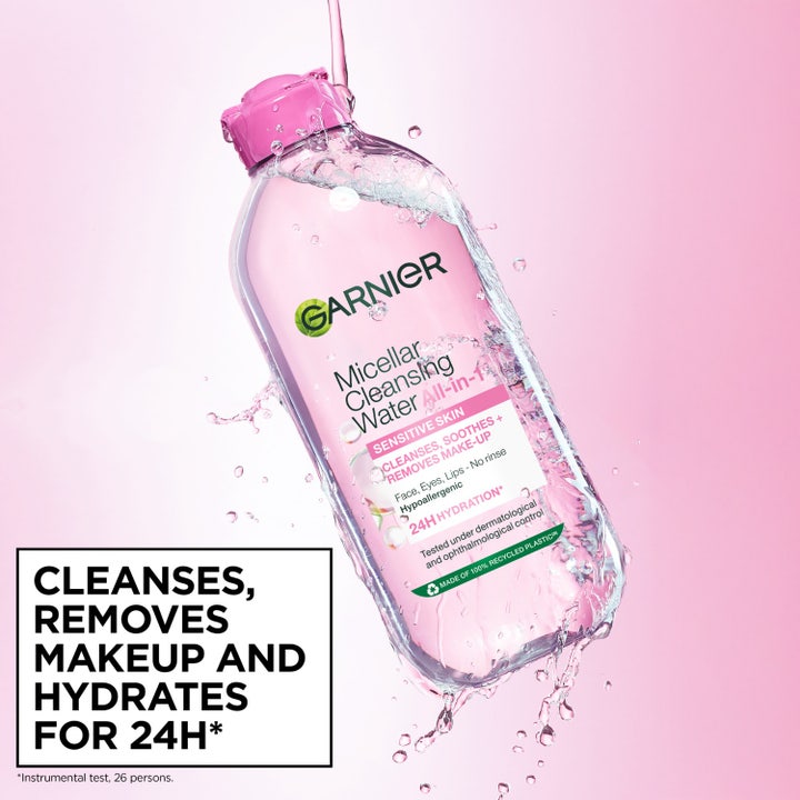 Garnier Micellar Cleansing Water 700 ml puhdistusvesi poistaa meikin hellävaraisesti kestovanulapulla.
