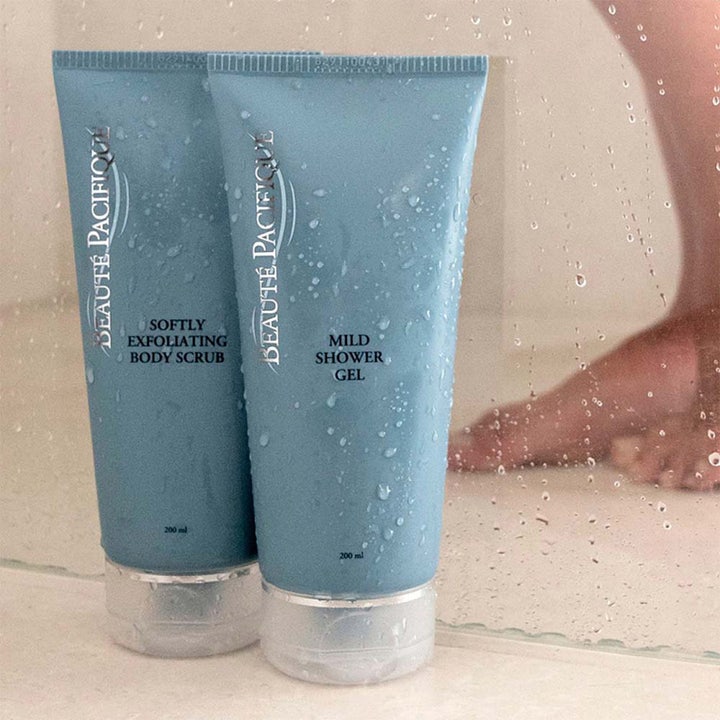 Beauté Pacifique Softly Exfoliating Body Scrub 200 ml hellävarainen vartalonkuorinta sinisissä tuubeissa suihkussa.