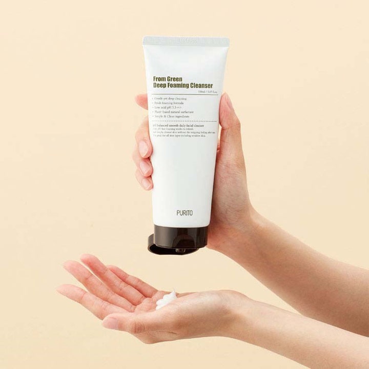 Purito From Green Deep Foaming Cleanser 150 ml puhdistusvaahto valkoisessa tuubissa kämmenelle annosteltuna.