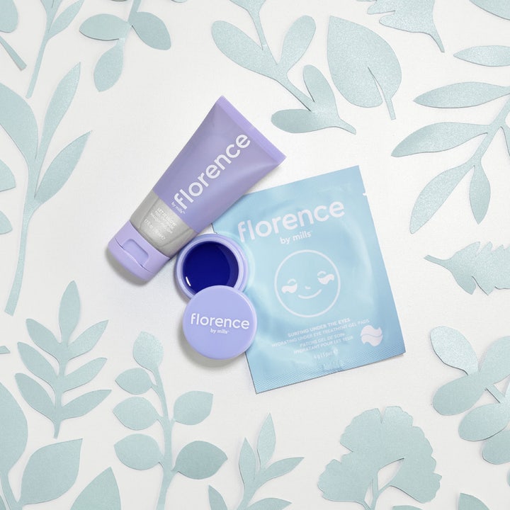 Florence by Mills Masking Party Gift Set hudvårdskit ansikte violetti tuubi, sininen geelipurkki ja silmälaput.