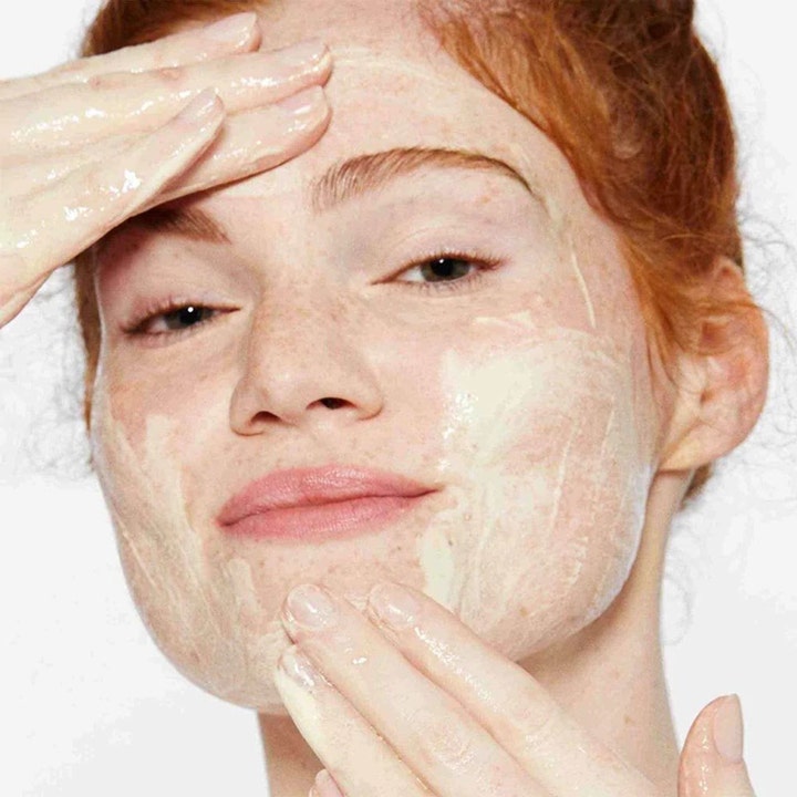 Dermalogica Daily Milkfoliant 74 g kuorinta silottaa ihoa mallin levittäessä kasvoilleen rakeista koostumusta.