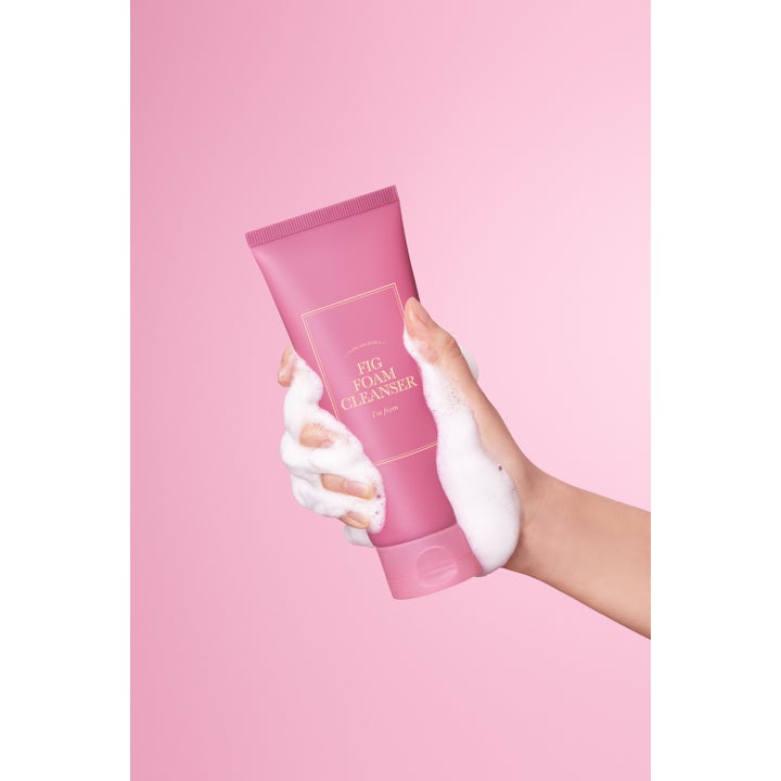 I'm from Fig Foam Cleanser 150 ml syväpuhdistava kasvojenpuhdistusaine vaaleanpunainen tuubi kädessä runsaassa vaahdossa