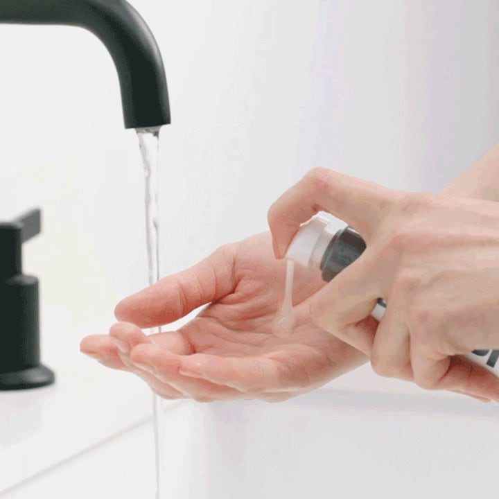 Dermalogica Daily Glycolic Cleanser Duo kirkastava puhdistusgeeli jota annostellaan kämmenelle vesihanan alla