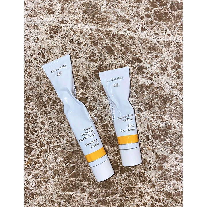 Dr. Hauschka Rose Day Cream 30 ml kosteuttava päivävoide ja puhdistusvoide valkoisissa tuubeissa ruskealla marmorilla.