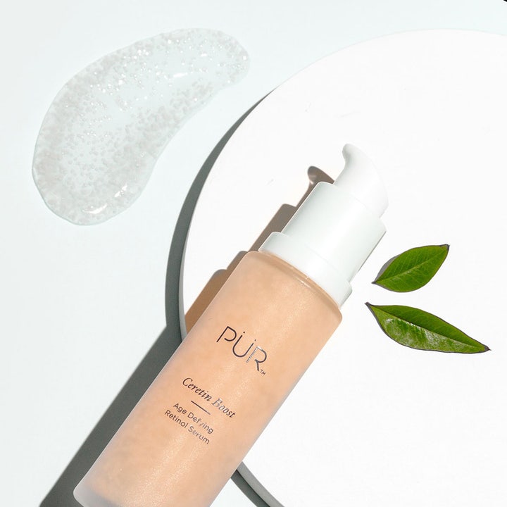PÜR Ceretin Boost Age Defying Retinol Serum 30 ml uudistava seerumi huurteisessa lasipullossa ja geelimäinen tippa.