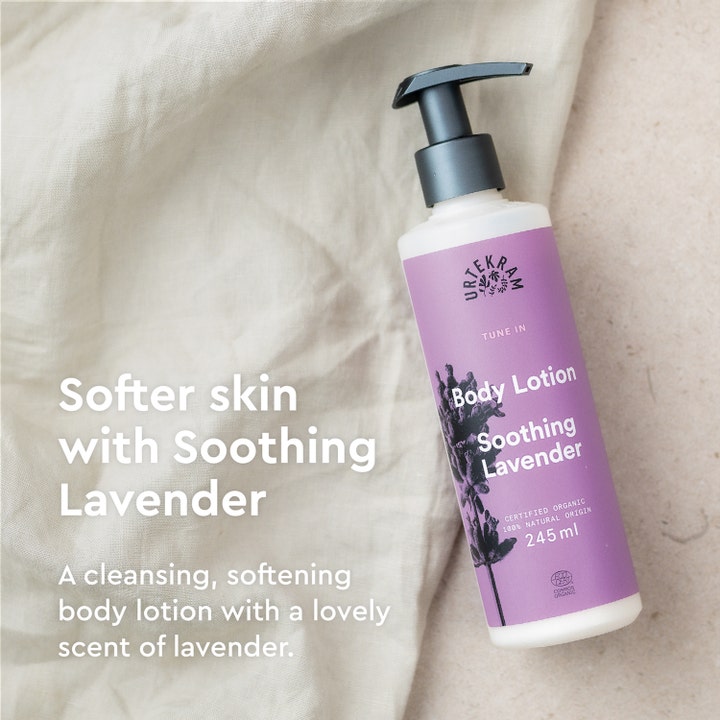 Urtekram Soothing Lavender 245 ml rauhoittava vartalovoide violetissa pumppupullossa vaalealla kankaalla