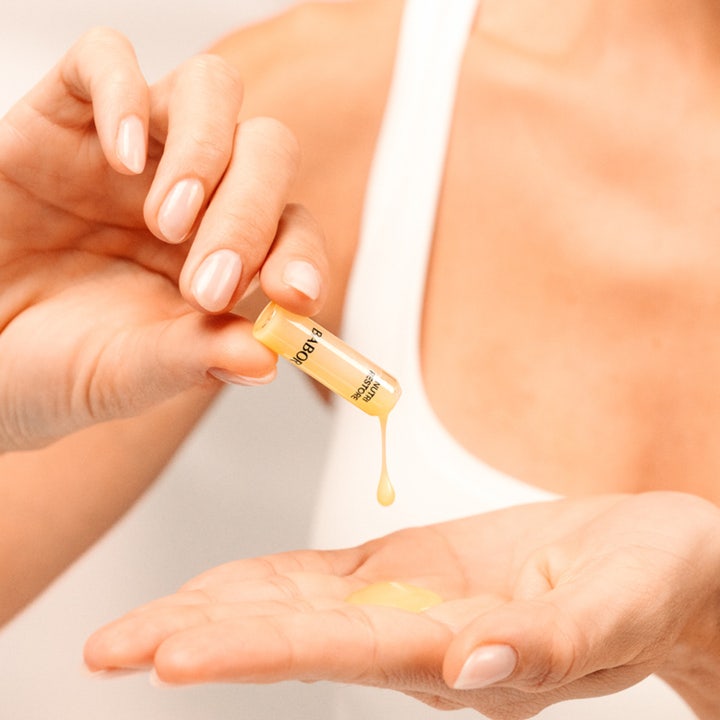 Babor Nutri Restore Ampoule 14 ml ravitseva seerumi keltaista nestettä sisältävässä avattavassa lasiampullissa.