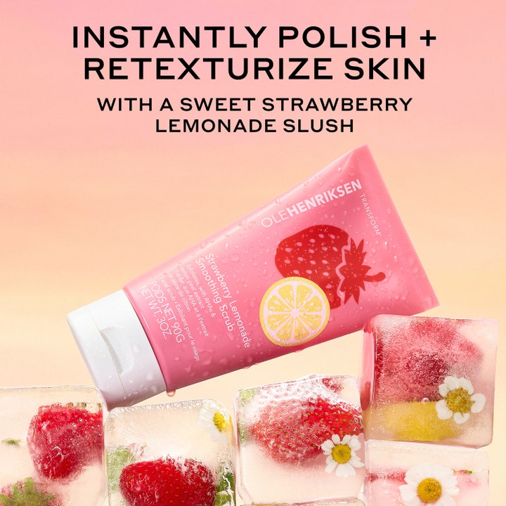 Ole Henriksen Transform Strawberry Smoothing Scrub 90 ml silottava kuorintavoide vaaleanpunaisessa tuubissa jääkuutioiden kera
