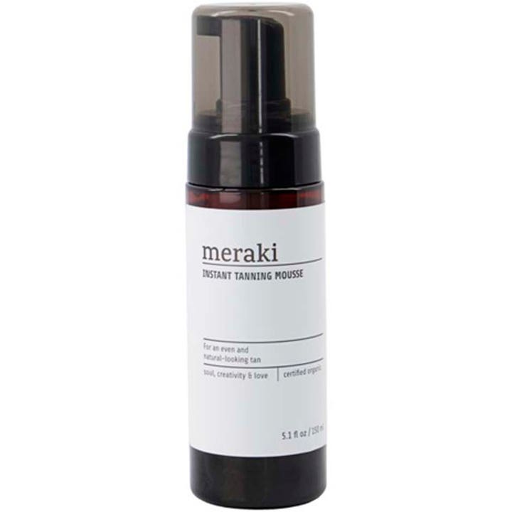 Meraki Instant Tanning Mousse 150 ml itseruskettava vaahto antaa päivetyksen tummassa pullossa, jossa on musta pumppu.