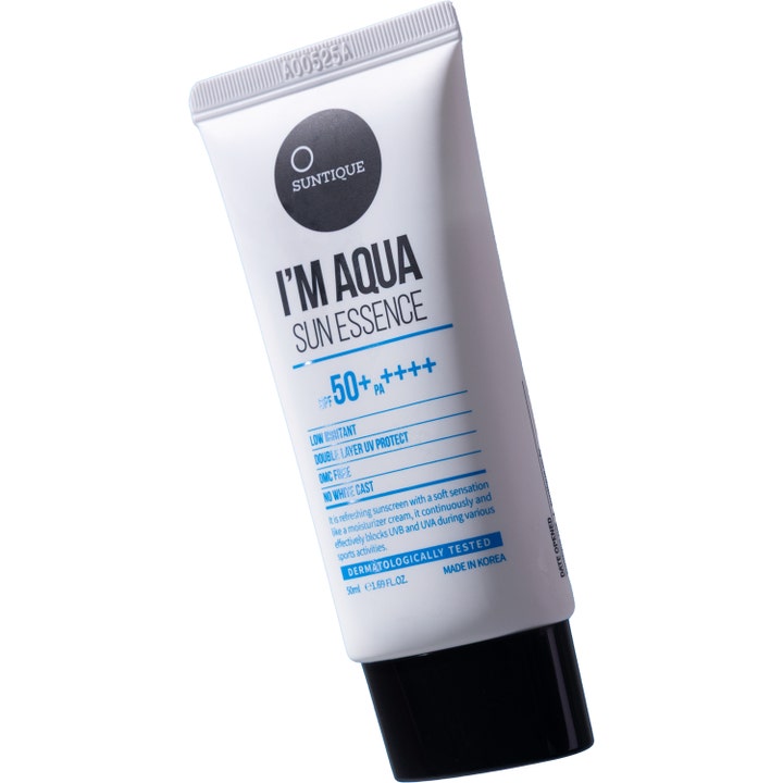 Suntique I'm Aqua Sun Essence 50 ml kosteuttava aurinkovoide SPF 50+ valkoisessa tuubissa mustalla korkilla