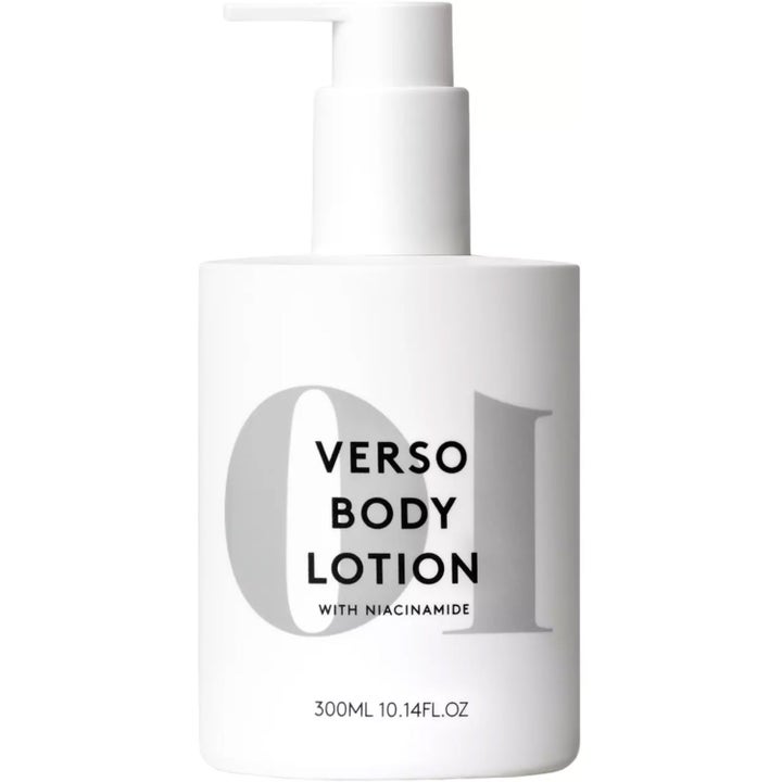 Verso Body Lotion 300 ml niasiiniamidia sisältävä vartalovoide valkoisessa pumppupullossa harmaalla 01-kuviolla.