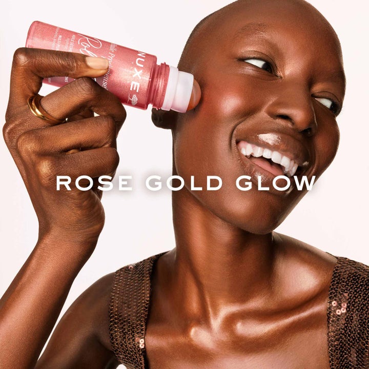Nuxe Huile Prodigieuse Or Florale Roll-On 60 ml hohtava öljy antaa kasvoille rosekultaisen hehkun.
