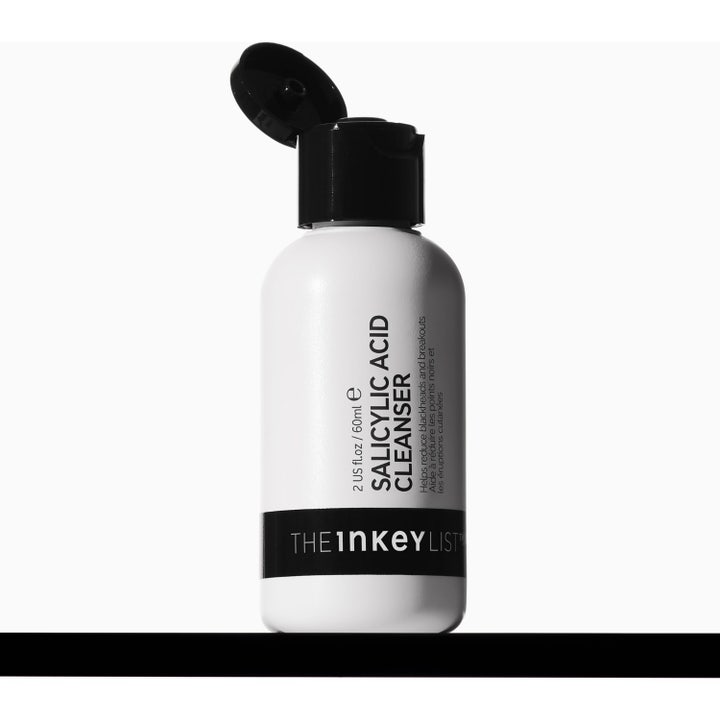 The INKEY List Salicylic Acid Cleanser 60 ml syväpuhdistava kasvojenpuhdistusaine valkoisessa pakkauksessa ja pullossa