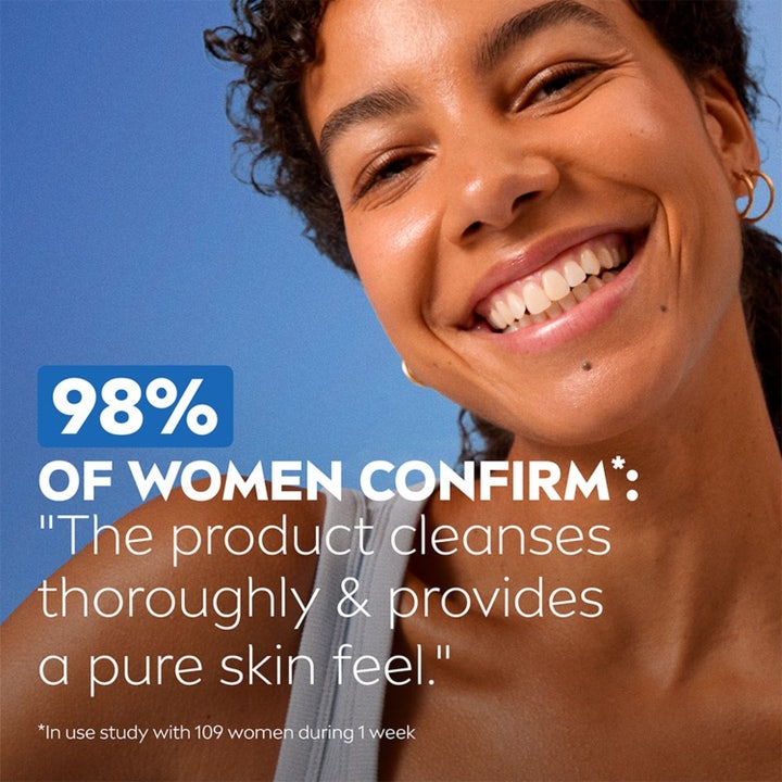 NIVEA Refreshing Cleansing Milk 200 ml puhdistusemulsio antaa puhtaan tunteen hymyilevän naisen ja 98% tekstin kera.