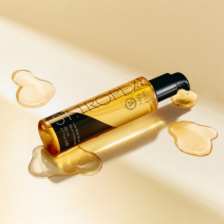 St.Tropez Self Tan Luxe Body Serum 200 ml heleyttävä itseruskettava vartaloseerumi ja kultaisia seerumipisaroita