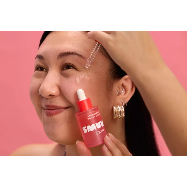 Smuuti Skin Strawberry Boost Serum 30 ml heleyttävä seerumi jota levitetään pipetillä poskelle lasipullosta.
