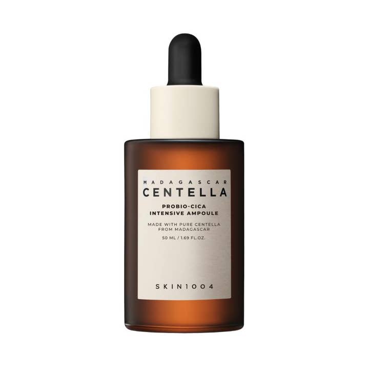 SKIN1004 Madagascar Centella Probio-Cica Intensive Ampoule 50 ml seerumi tummassa lasipullossa pipetillä