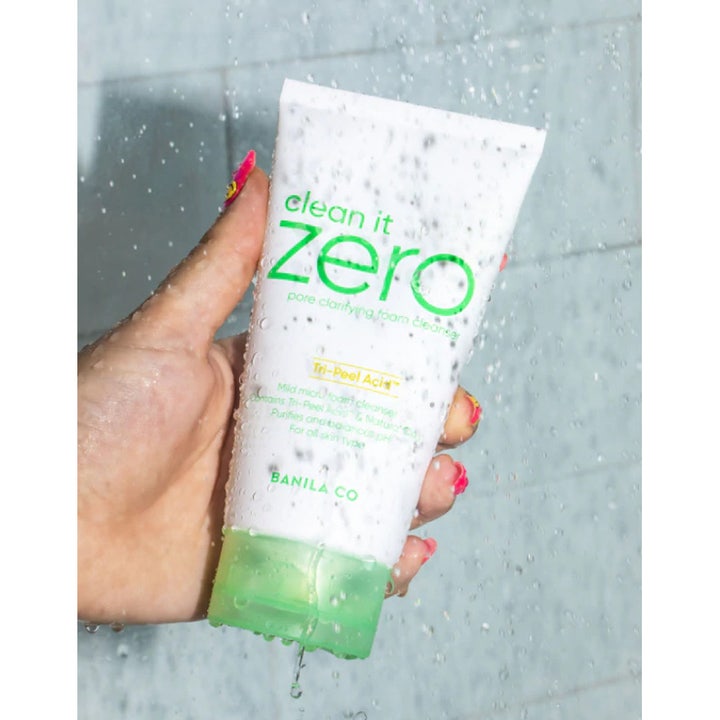 Banila Co Clean It Zero Foam Cleanser Pore Clarifying 150 ml syväpuhdistava vaahto kädessä suihkussa