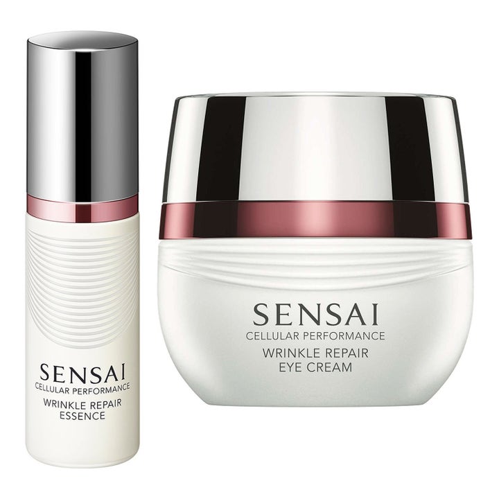 Sensai Cellular Performance Wrinkle Repair ryppyjä silottava voide ja seerumi valkoisissa hopeakorkisissa pakkauksissa.