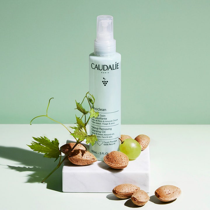 Caudalie Vinoclean Makeup Removing Cleansing Oil 150 ml meikinpoistoöljy pumpupullossa manteleiden ja rypäleen kera