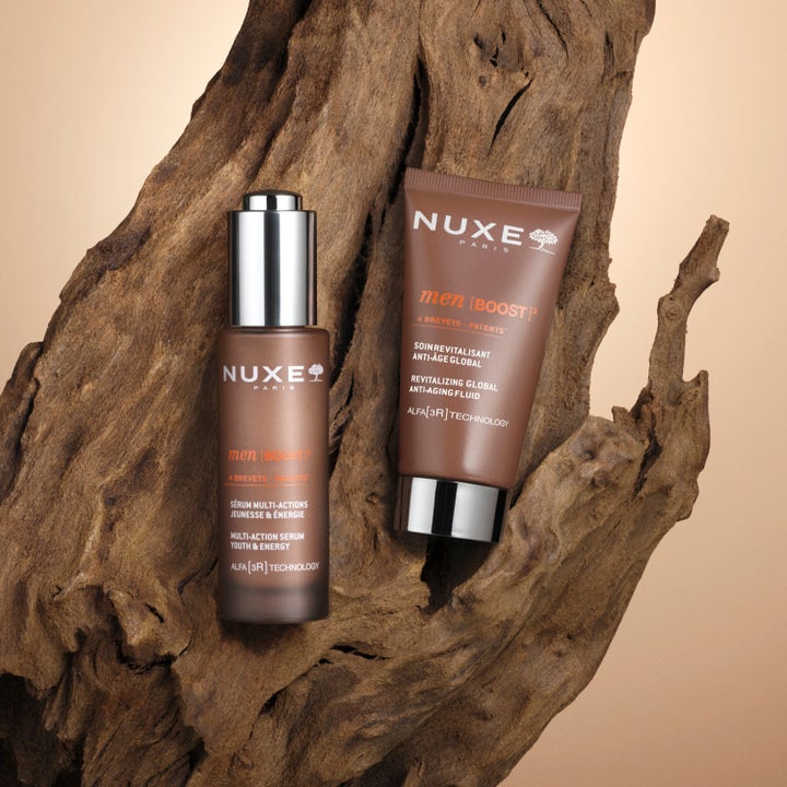 Nuxe Men Anti Age Cream 50 ml elvyttävä anti-age-voide ruskeassa tuubissa hopeisella korkilla puutaustalla