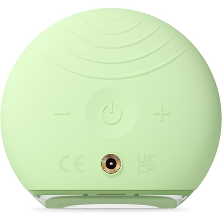 FOREO LUNA 4 go Pistachio 1 kpl puhdistuslaite, jossa on virtapainike ja säätimet vihreällä silikonipinnalla.