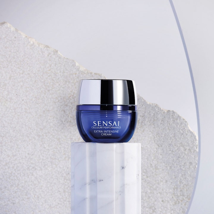 Sensai Cellular Performance Extra Intensive Cream 40 ml elvyttävä kasvovoide sinisessä purkissa marmorialustalla.
