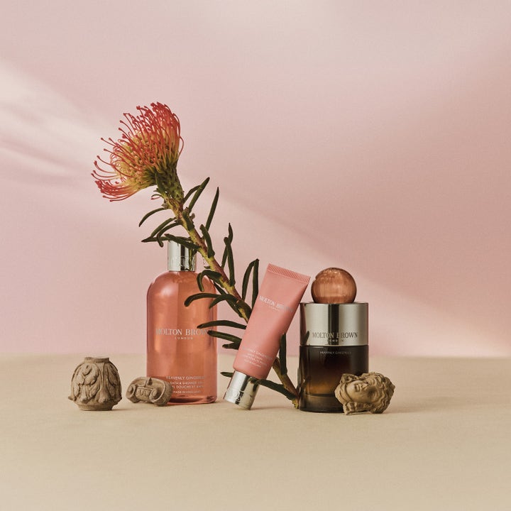 Molton Brown Heavenly Gingerlily Hand Cream 40 ml kosteuttava käsivoide vaaleanpunaisessa tuubissa kukkien kera.