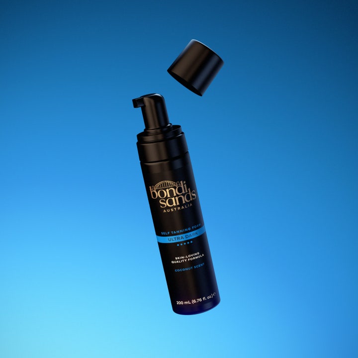 Bondi Sands Self Tanning Foam Ultra Dark 200 ml itseruskettava vaahto mustassa pumppupullossa sinisellä taustalla.