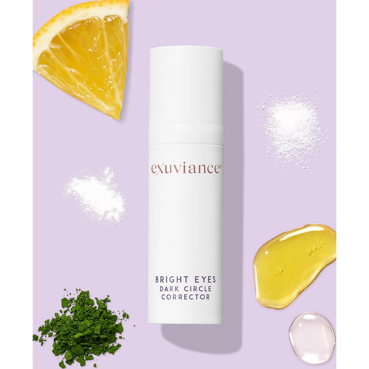 Exuviance Bright Eyes Dark Circle Corrector 15 g kirkastava silmänympärysvoide valkoisessa pullossa sitruunan kera.