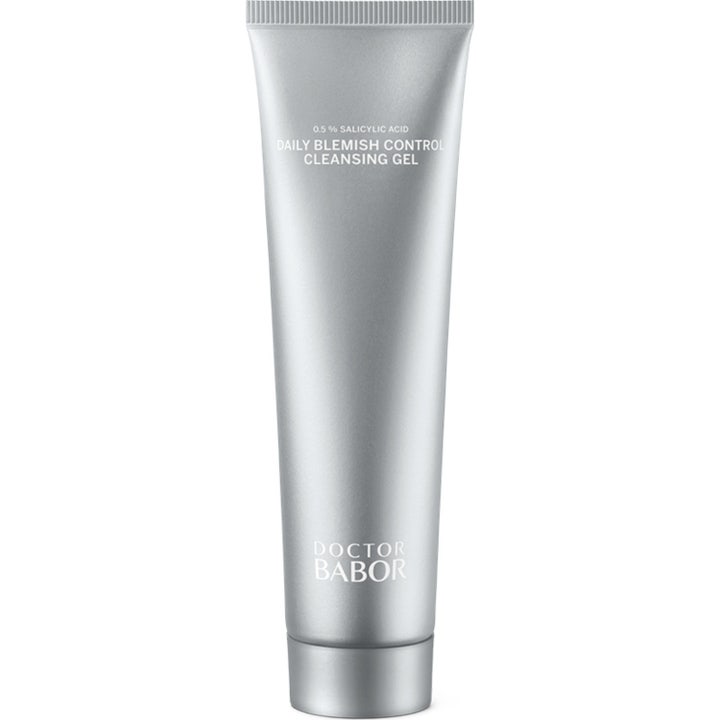 Doctor Babor Daily Blemish Control Cleansing Gel salisyylihappoa sisältävä puhdistusgeeli hopeisessa tuubissa.