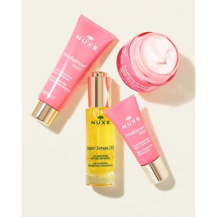 Nuxe Créme Prodigieuse Boost Multi-Correction Gel Cream 40 ml heleyttävä kasvovoide pinkissä tuubissa osana tuotesarjaa