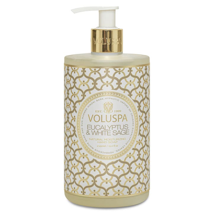 Voluspa Eucalyptus & White Sage 450 ml kosteuttava nestesaippua kultaisella kuviolla koristellussa pullossa.