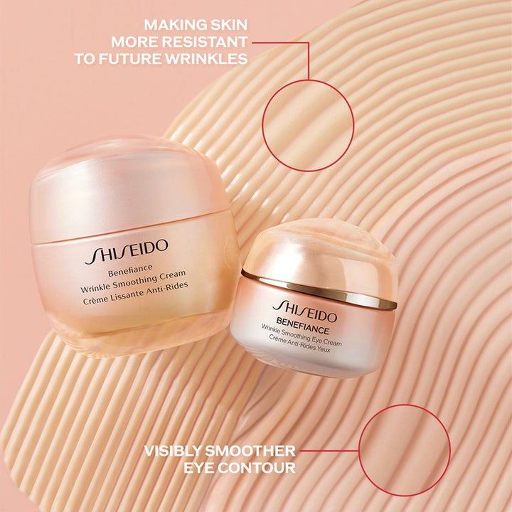 Shiseido Benefiance Wrinkle Smoothing Eye Cream 15 ml silmänympärysvoide lasipurkissa vaaleanpunaisella taustalla